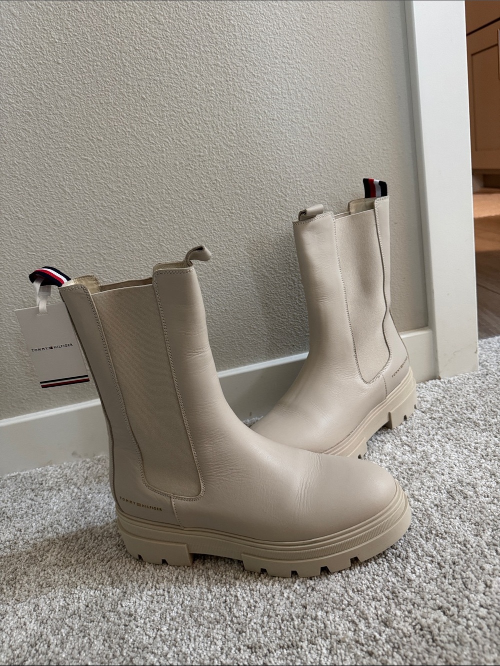 Tommy Hilfiger Women's Cream/Tan Lug Sole Chelsea Boots
